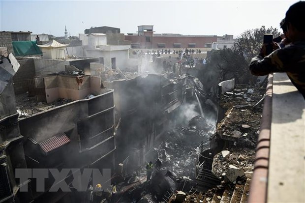 Lực lượng cứu hộ làm nhiệm vụ tại hiện trường vụ rơi máy bay chở khách ở thành phố Karachi, miền Nam Pakistan.