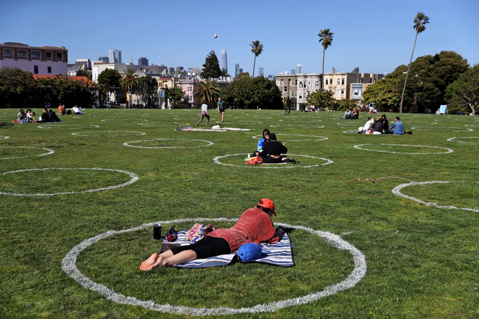 Người dân thư giãn trong vòng tròn giãn cách tại công viên Dolores, San Francisco, Mỹ ngày 20/5/2020