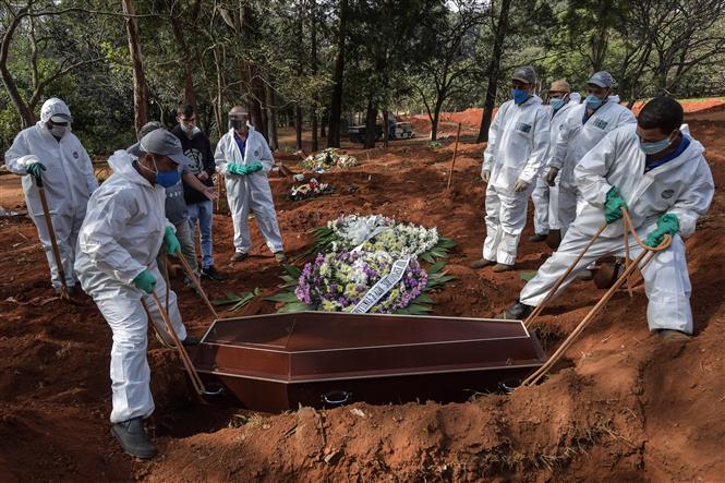 Chôn cất các bệnh nhân tử vong do COVID-19 tại nghĩa trang ở ngoại ô Sao Paulo, Brazil ngày 20/5/2020