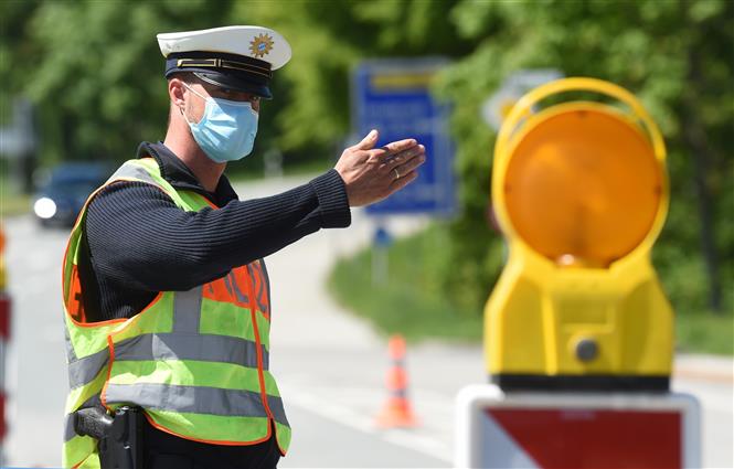 Cảnh sát Đức đeo khẩu trang phòng lây nhiễm COVID-19 khi làm nhiệm vụ tại cửa khẩu biên giới Đức