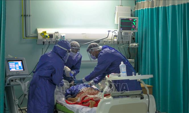 Nhân viên y tế chăm sóc bệnh nhân nhiễm COVID-19 tại bệnh viện ở Cairo, Ai Cập