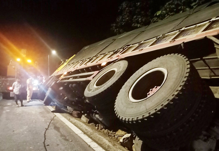 Hai xe tải lật liên tiếp trên đèo Bảo Lộc, lực lượng cứu hộ làm việc xuyên đêm