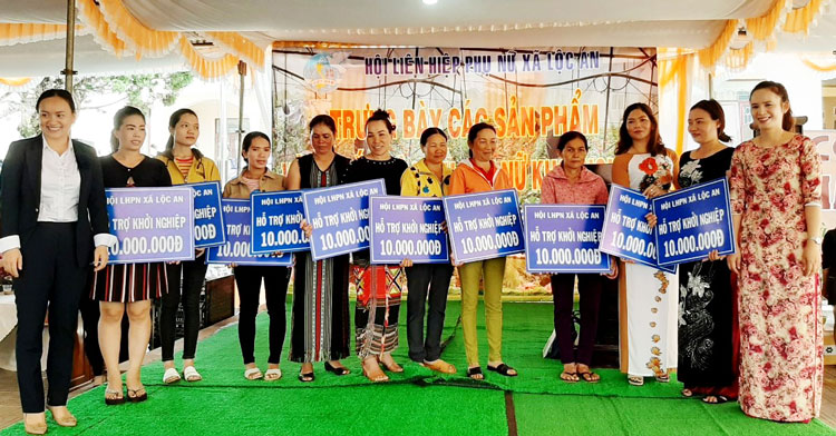 Hội LHPN xã Lộc An trao nguồn vốn hỗ trợ khởi nghiệp 500 triệu đồng cho 50 hội viên nghèo