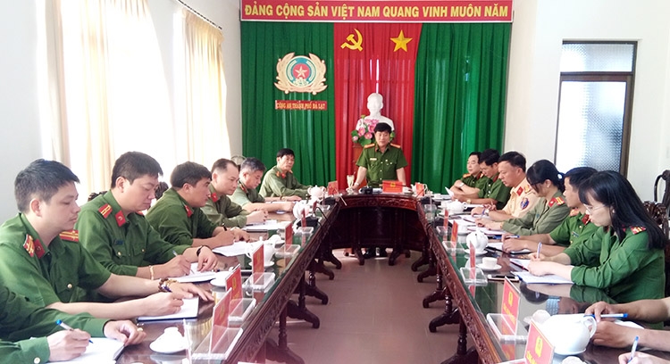 Đại tá Nguyễn Tấn Vũ - Trưởng Công an thành phố Đà Lạt triển khai nhiệm vụ