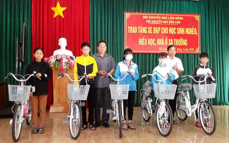 Trao tặng 20 chiếc xe đạp cho học sinh nghèo hiếu học Bảo Lâm
