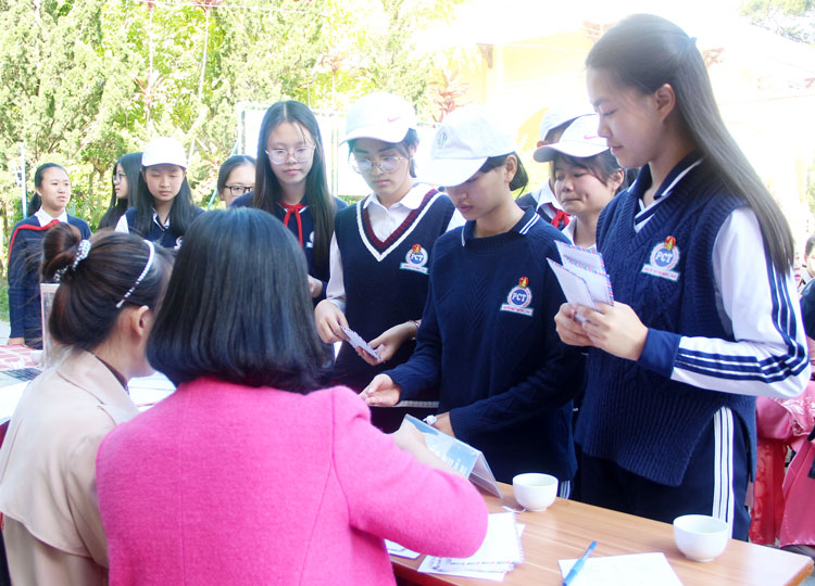 Học sinh trường THCS Phan Chu Trinh ủng hộ hoàn cảnh của Nhật Trường