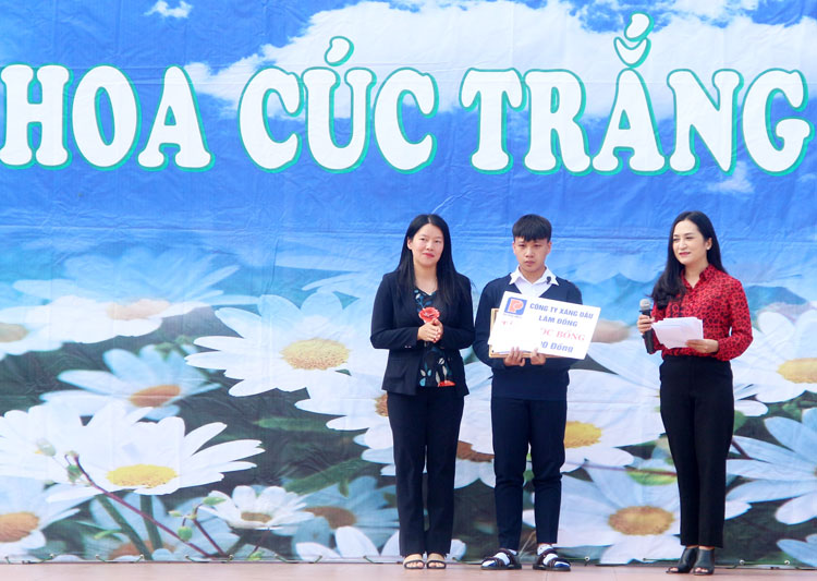 Bà Trần Thị Vũ Loan – Phó Chủ tịch UBND TP Đà Lạt đại diện trao tiền ủng hộ gia đình Nhật Trường