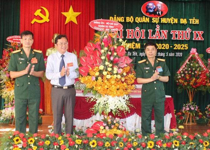 Lãnh đạo Bộ Chỉ huy Quân sự tỉnh Lâm Đồng tặng hoa chúc mừng Đại hội 