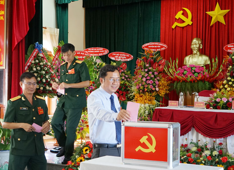 Các đại biểu bỏ phiếu bầu Ban Chấp hành Đảng bộ Quân sự huyện Đạ Tẻh nhiệm kỳ 2020 - 2025