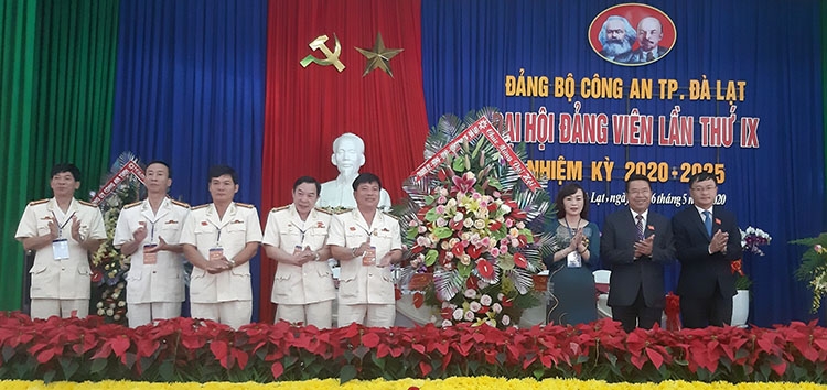Lãnh đạo thành phố Đà Lạt tặng hoa chúc mừng Đại hội