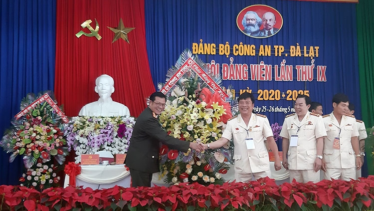 Đại tá Lê Vinh Quy - Uỷ viên Ban thường vụ Tỉnh uỷ, Bí thư Đảng uỷ, Giám đốc Công an tỉnh tặng hoa chúc mừng Đại hội