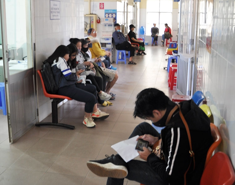 Người dân đang chờ đến lượt khám bệnh tại Trung tâm Y tế Đà Lạt