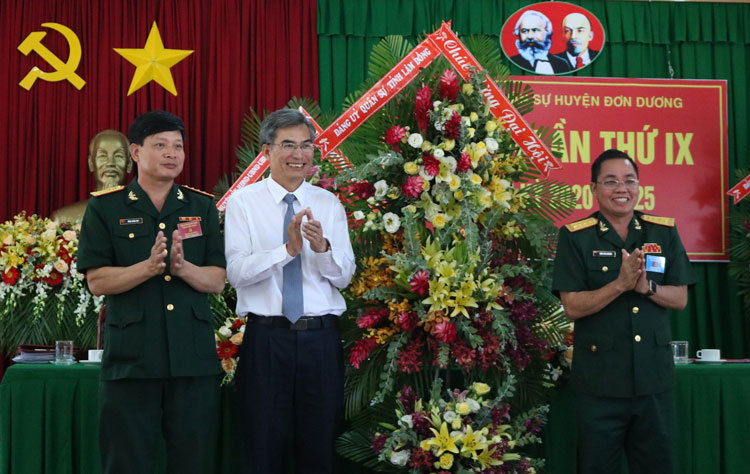Bộ Chỉ huy Quân sự tỉnh Lâm Đồng tặng hoa chúc mừng Đại hội