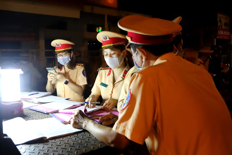 Các chiến sĩ nữ CSGT tham gia lập biên bản xử lý vi phạm nồng độ cồn trong đêm