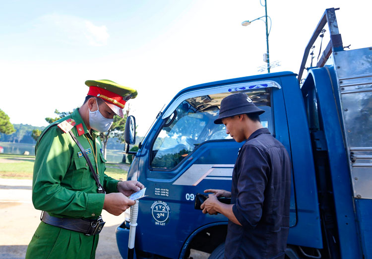 Đội CSGT-TT Công an TP Đà Lạt kiểm tra các tài xế lái xe ô tô trên đường Trần Quốc Toản trong đợt ra quân tổng kiểm tra an toàn giao thông