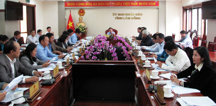 Ông Phan Văn Đa - Phó Chủ tịch UBND tỉnh, Trưởng Ban chỉ đạo phát triển đối tượng tham gia BHXH, BHYT, BHTN tỉnh chủ trì hội nghị