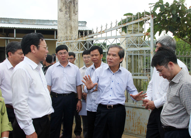 Đồng chí Nguyễn Xuân Tiến - Ủy viên Trung ương Đảng, Bí thư Tỉnh ủy trong một chuyến công tác tại cơ sở