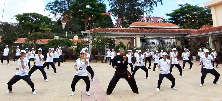 Võ sư Trương Văn Bảo (áo đen) đang hướng dẫn luyện tập võ cổ truyền tại Trường Cao đẳng Y tế Lâm Đồng