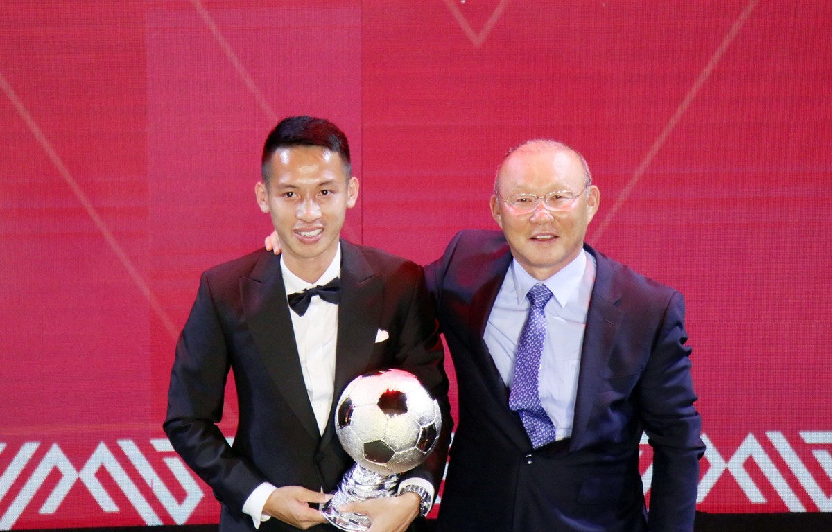 Hùng Dũng vượt Quang Hải, lần đầu giành Quả bóng vàng 2019