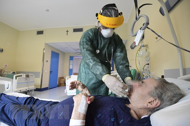 Nhân viên y tế điều trị cho bệnh nhân mắc COVID-19 tại một bệnh viện ở Milan, Italy ngày 15/5/2020
