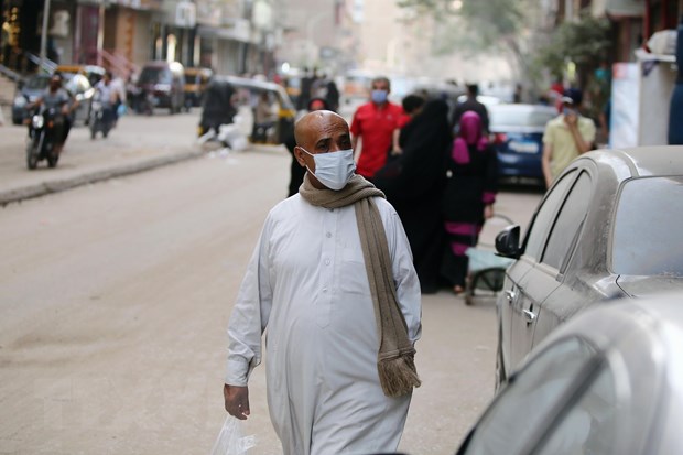Người dân đeo khẩu trang phòng lây nhiễm COVID-19 tại Cairo, Ai Cập ngày 22/5/2020