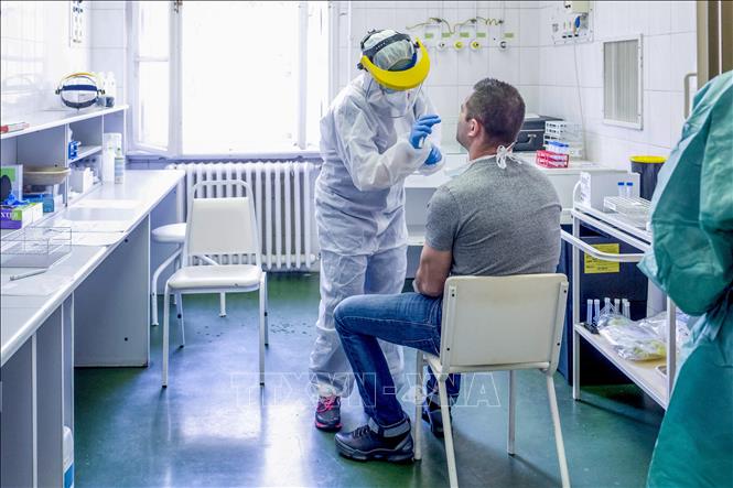 Nhân viên y tế lấy mẫu dịch xét nghiệm COVID-19 tại trung tâm y tế ở Budapest, Hungary ngày 27/3