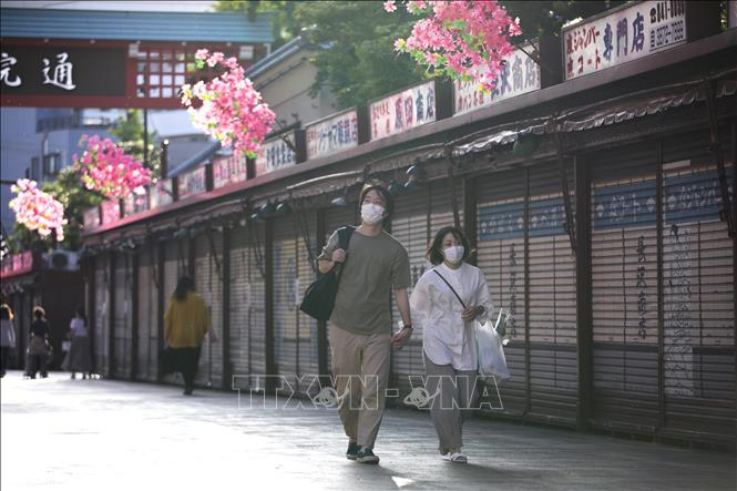 Người dân đeo khẩu trang phòng lây nhiễm COVID-19 tại Asakusa, Tokyo, Nhật Bản ngày 24/5