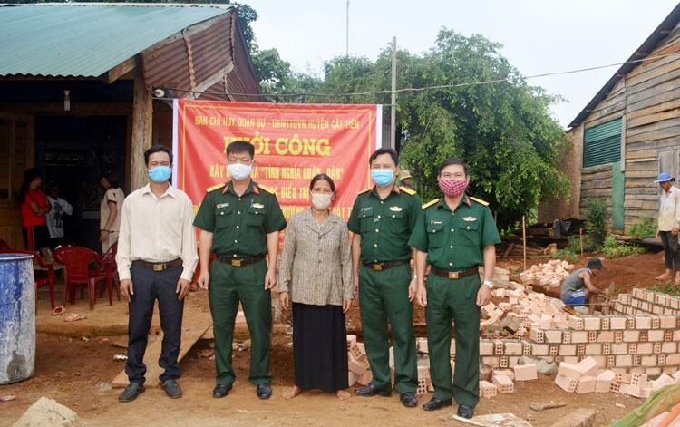 Ban Chỉ huy Quân sự huyện Cát Tiên khởi công xây dựng nhà “Tình nghĩa quân - dân” tặng gia đình bà Điểu Thị Khâu