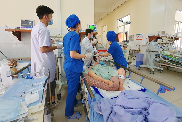 Các y, bác sỹ Khoa Hồi sức tích cực - Chống độc (Bệnh viện Đa khoa Lâm Đồng) đang căng mình cứu chữa cho người bệnh