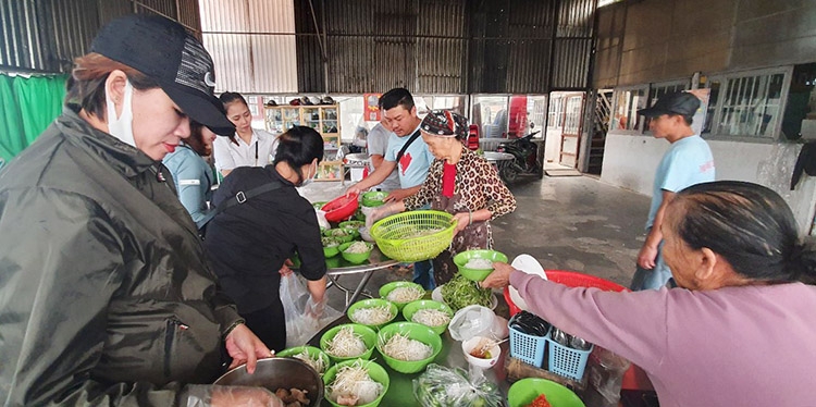 Những bữa cơm đong đầy yêu thương của Nhóm thiện nguyện Một chữ Tâm tại Hội Người mù tỉnh Lâm Đồng