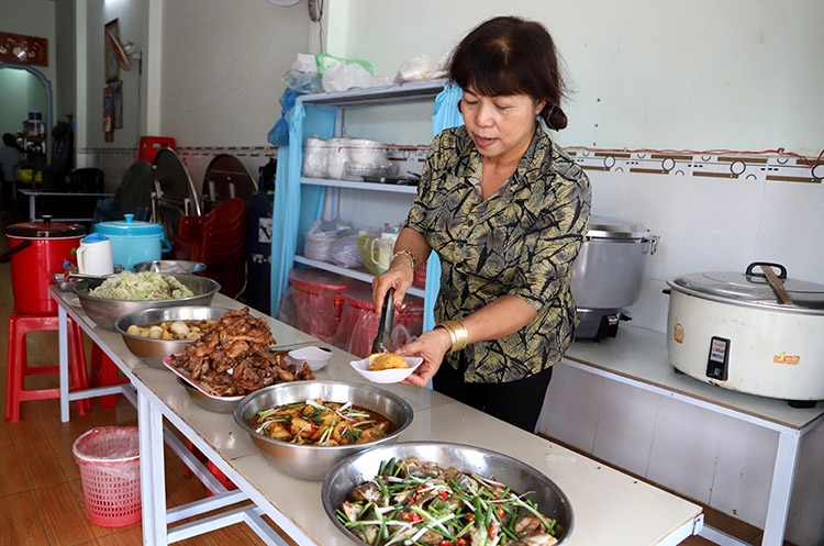 Quán cơm 10 ngàn đồng cho hoàn cảnh khó khăn ở Bảo Lộc