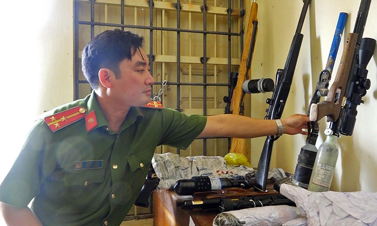 Công an huyện Đơn Dương tổ chức đi thu giữ và vận động dân giao nộp vũ khí