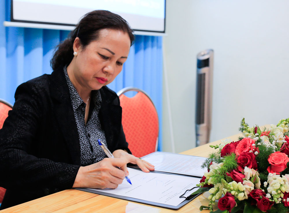 Bà Nguyễn Thị Tuyết - Trưởng ngành hàng đặc sản ký cam kết với Ban Quản lý chợ Đà Lạt và Hội phụ nữ Chợ Đà Lạt