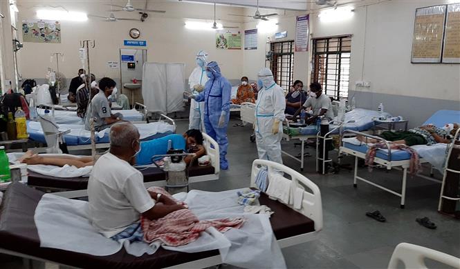 Điều trị cho bệnh nhân COVID-19 tại bệnh viện dân sự Thane ở Thane, Ấn Độ ngày 25/5/2020