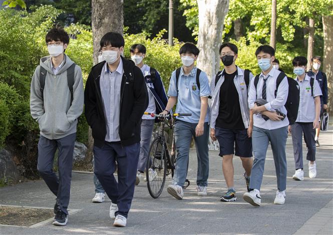  Học sinh tới trường tại Seoul, Hàn Quốc ngày 27/5/2020