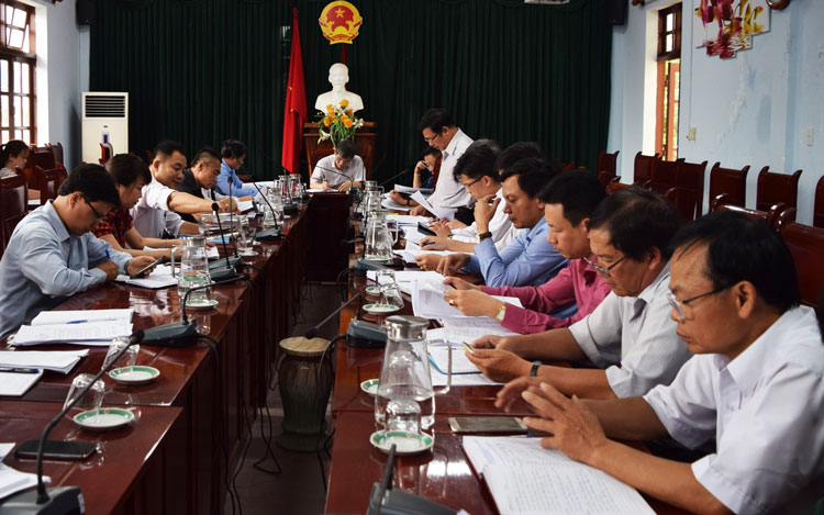 Ông Nguyễn Xuân Vinh – Trưởng phòng Tài chính – Kế hoạch huyện, trình bày báo cáo kinh tế - xã hội những tháng đầu năm 2020 