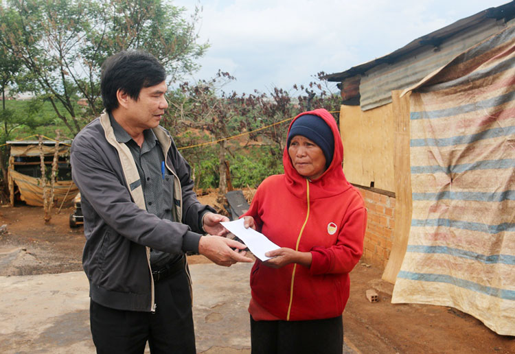 Ban Dân tộc tỉnh Lâm Đồng thăm, hỗ trợ gia đình bị hỏa hoạn