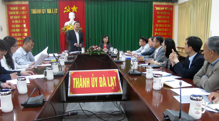 Đồng chí Bùi Thắng phát biểu tại buổi làm việc với Thành ủy và Ban Tuyên giáo Thành ủy Đà Lạt
