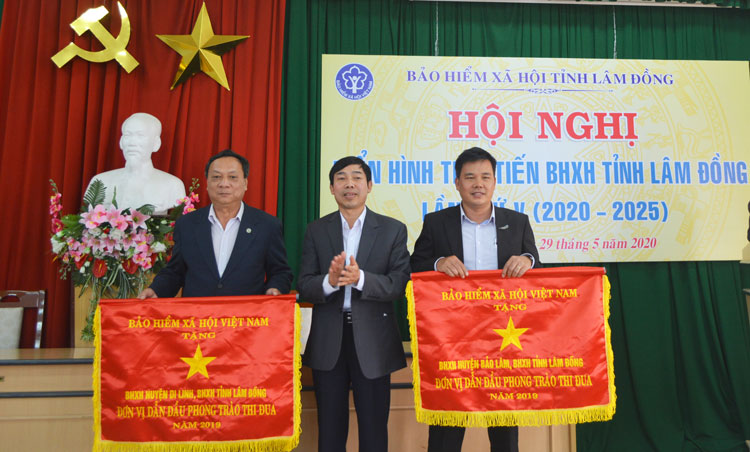BHXH Di Linh và Bảo Lâm nhận Cờ đơn vị dẫn đầu phong trào thi đua năm 2019 của BHXH Việt Nam