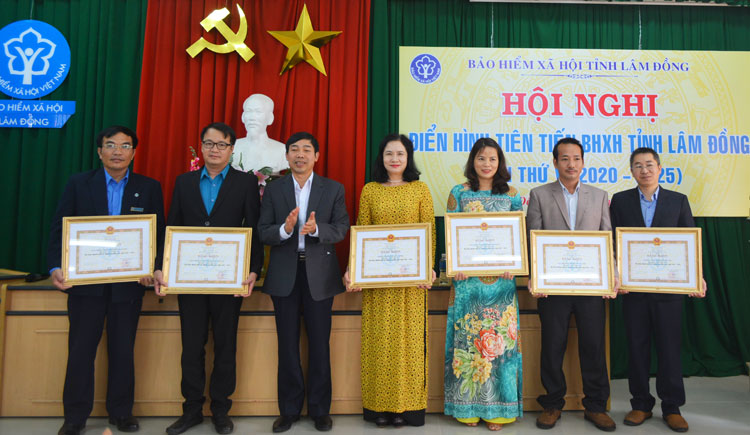 Khen thưởng các điển hình tiên tiến ngành BHXH Lâm Đồng