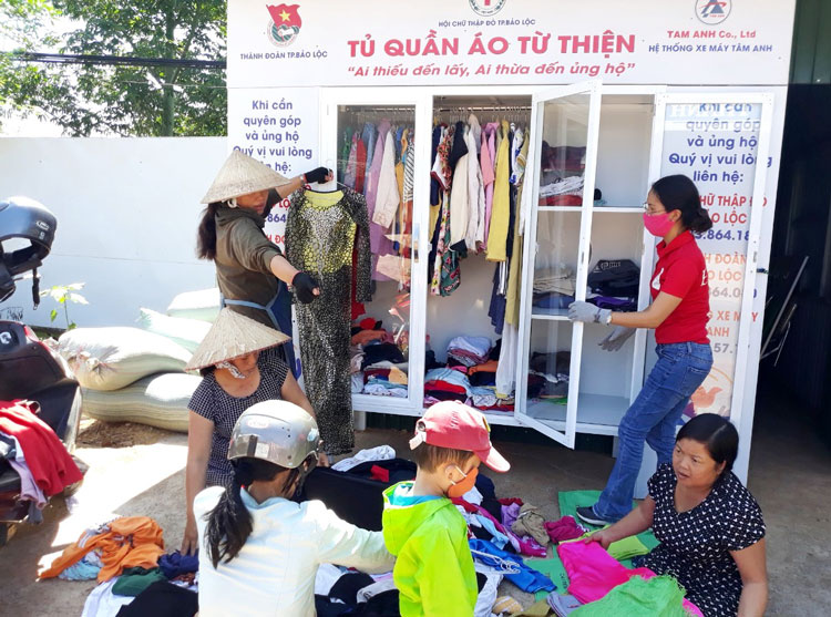 Ngay sau khi khai trường, tủ quần áo từ thiện tại Chốt an ninh trên đường Lý Thái Tổ (Thôn 1, xã Đam B’ri) đã đón tiếp nhiều người đến nhận quần áo từ thiện