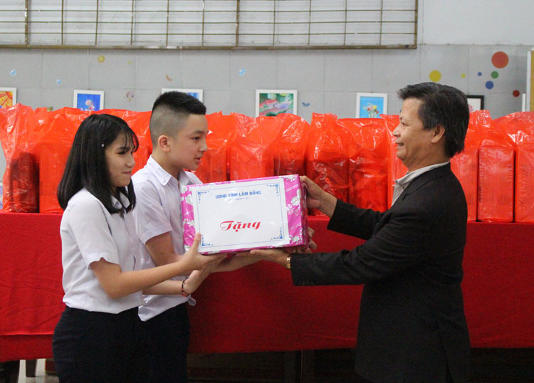 Ông Nguyễn Tiến Dũng – Phó Giám đốc Sở Lao động Thương binh và Xã hội tỉnh Lâm Đồng, trao quà cho trẻ em lớp khuyết tật Mai Anh