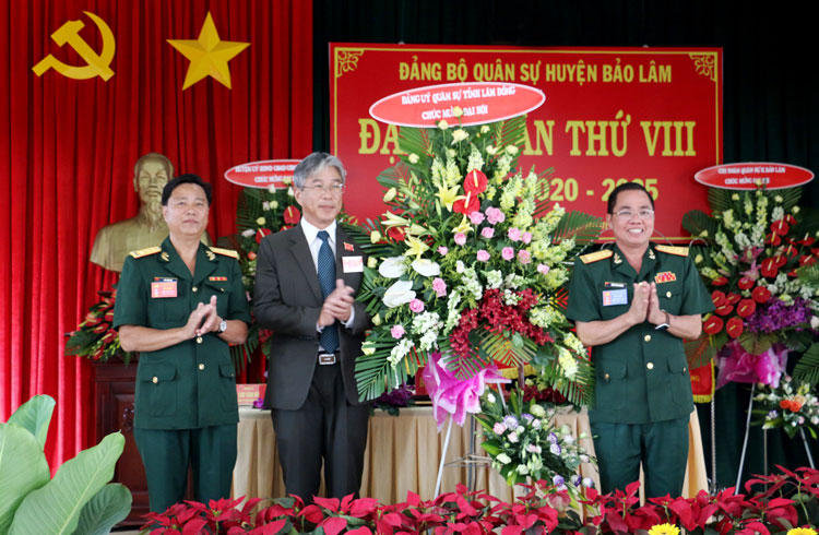 Lãnh đạo Bộ Chỉ huy Quân sự tỉnh Lâm Đồng tặng hoa chúc mừng Đại hội