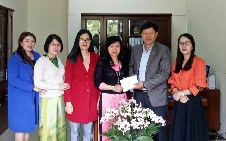 Ông Ngô Văn Sơn – Chủ tịch Công đoàn Giáo dục Lâm Đồng trao quà hỗ trợ cán bộ, giáo viên, người lao động khó khăn, bệnh hiểm nghèo