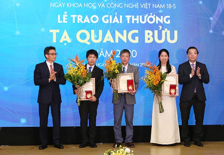 PGS.TS Phạm Tiến Sơn nhận Giải thưởng Tạ Quang Bửu ở Hà Nội. Ảnh: CTV