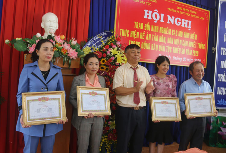 Ban Dân tộc tỉnh tặng giấy khen cho 5 cá nhân có thành tích cao