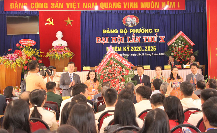 Chủ tịch UBND thành phố Đà Lạt Tôn Thiện San tặng hoa chúc mừng Đại hội Đảng bộ Phường 12