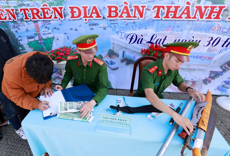 Lực lượng công an thành phố Đà Lạt tiếp nhận công cụ hỗ trợ do người dân giao nộp