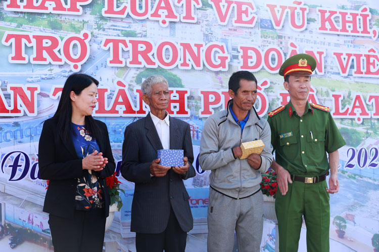 Lãnh đạo thành phố Đà Lạt và lãnh đạo Công an thành phố Đà Lạt tặng quà cho 2 nạn nhân bị thương tật do vũ khí, vật liệu nổ gây ra