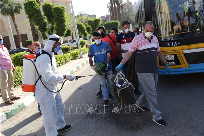 Nhân viên y tế phun thuốc khử trùng nhằm ngăn chặn dịch COVID-19 tại Giza, Ai Cập